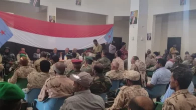 صورة فريق هيئة رئاسة الانتقالي يعقد اجتماعا موسعا مع القيادة العسكرية في سقطرى