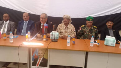 صورة فريق هيئة الرئاسة يلتقي بالقيادات الأمنية والعسكرية بمحافظة سقطرى