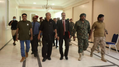 صورة فريق هيئة الرئاسة يلتقي قيادة اللواء الأول حرس رئاسي بالمكلا