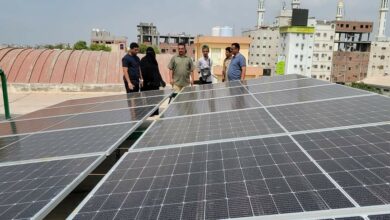 صورة مدير عام المنصورة يؤكد الحرص على إنهاء مدارس المديرية من إنقطاعات الكهرباء بتزويدها أنظمة الطاقة الشمسية