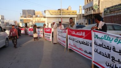 صورة للشهر الثاني على التوالي..العاصمة الغيضة تشهد وقفات احتجاجية للمطالبة بتحسين الخدمات الأساسية