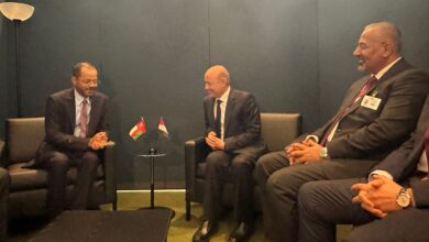 صورة الرئيس الزُبيدي يلتقي بمعية رئيس مجلس القيادة الرئاسي وزير الخارجية العماني