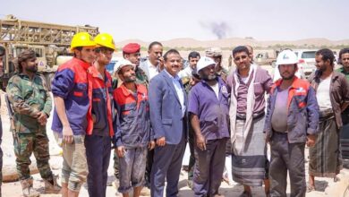 صورة المحافظ بن الوزير يتفقد مشروع حفر 4 آبار مياه جديدة في حقل الشبكة مدينة عتق