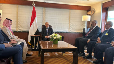 صورة الرئيس الزُبيدي يلتقي بمعية رئيس مجلس القيادة الرئاسي وزير الخارجية السعودي
