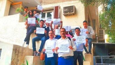 صورة وقفة احتجاجية للطلاب اليمنيين المبتعثين في مصر للمطالبة بصرف مستحقاتهم المالية