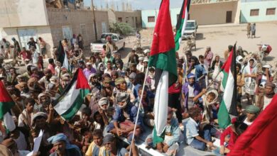 صورة مسيرة حاشدة في أحور تنديداً بجرائم الأحتلال الإسرائيلي على غزة ودعماً للمقاومة الفلسطينية