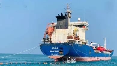 صورة وصول سفينة إماراتية محملة بالمشتقات النفطية إلى ميناء أرخبيل سقطرى