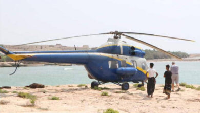 صورة باستخدام طائرة هليكوبتر.. فريق طبي إماراتي يصل للمناطق النائية جنوب سقطرى