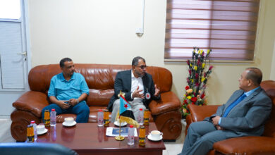 صورة الدكتور الحاج يلتقي مساعد رئيس بعثة اللجنة الدولية للصليب الأحمر والمستشار السياسي للجنة
