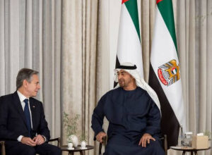 صورة رئيس الإمارات يبحث مع وزير الخارجية الأمريكي فتح ممرات إنسانية إلى غزة