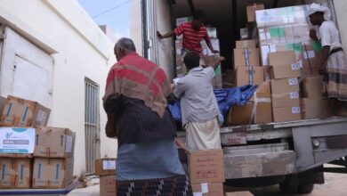 صورة مكتب الصحة بالمهرة يستلم (50) طن من الأدوية والمستلزمات الطبية لمواجهة أثار إعصار “تيج”