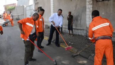 صورة مأمور التواهي يدشن حملة نظافة بعدد من شوارع المديرية