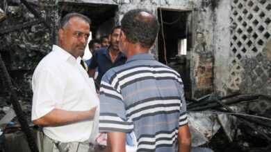 صورة مدير عام مديرية التواهي يتفقد اضرار الحريق الذي نشب بحي الزيتون بالقلوعة