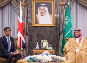 صورة ولي العهد السعودي ورئيس الوزراء البريطاني يبحثان وقف التصعيد في غزة