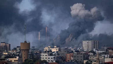 صورة غارات إسرائيلية عنيفة جواً وبحراً على غزة.. والهلال الأحمر يحذر