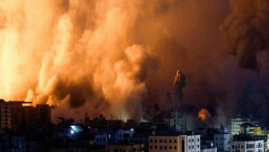 صورة هجوم إسرائيلي برا وبحراً وجوا.. وانقطاع كامل للاتصالات والإنترنت في قطاع غـزة