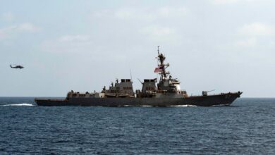 صورة مسؤولان: الحوثي حاول استهداف مدمرة أميركية بصاروخين باليستيين عقب إفشال محاولة اختطاف سفينة