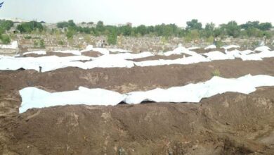 صورة دفن دفعة من الجثامين المجهولة يزيد الشكوك حول تصفيات حوثية