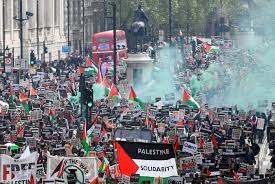 صورة مئات الآلاف يتظاهرون في لندن دعماً لفلسطين ورفضا للعدوان الإسرائيلي على غزة