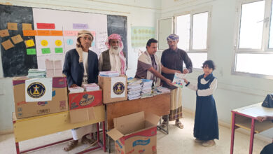 صورة انتقالي عرماء يقدم مجموعة من الكتب المدرسية لطلاب مدرسة فاطمة الزهراء للبنات