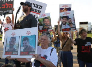 صورة مسيرة لعائلات رهائن إسرائيليين صوب القدس للتضامن والاحتجاج