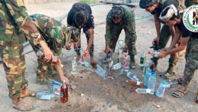 صورة قوات الحزام الأمني تتلف كميات كبيرة من الخمور بلحج