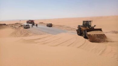 صورة إزاحة الرمال المتحركة من الطريق الدولي عتق العبر