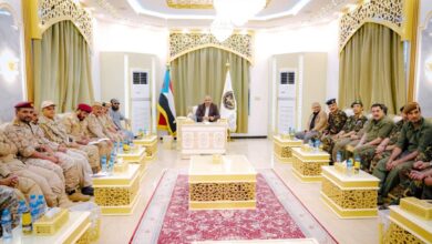 صورة الرئيس الزُبيدي يرأس اجتماعا موسعا للقادة العسكريين والأمنيين