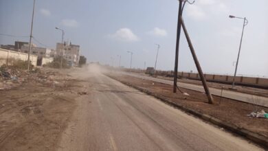 صورة مدير خورمكسر يؤكد تنفيذ توجيهات محافظ العاصمة عدن بفتح الطرق المغلقة