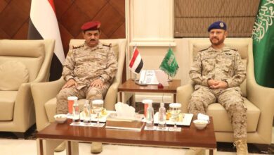 صورة وزير الدفاع يناقش مع رئيس الأركان السعودي مستجدات الأوضاع العسكرية والميدانية