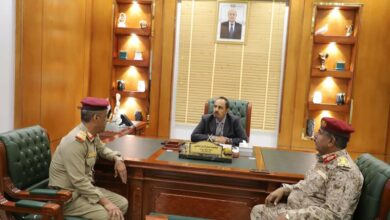 صورة محافظ حضرموت يبحث مع قائد المنطقة العسكرية الثانية خطة تعزيز الأمن ورفع الجاهزية