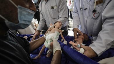 صورة بعد تلقيهم الرعاية في المستشفى الإماراتي في رفح.. إجلاء 28 من الأطفال الخدج إلى مصر
