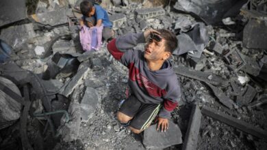 صورة ارتفاع عدد القتلى الفلسطينيين في غزة إلى 10022