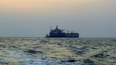 صورة مسؤولون أمريكيون: تعرض سفينة لهجوم في البحر الأحمر من منطقة تسيطر عليها مليشيات الحوثي