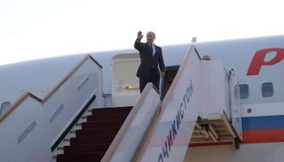 صورة بوتين يصل إلى الإمارات في إطار جولة نادرة للشرق الأوسط