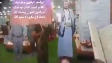 صورة عودة عبادة الأصنام إلى اليمن.. مليشيات الحوثي تنصب تمثال لعبدالملك الحوثي وتطلب من اتباعها الركوع أمامه