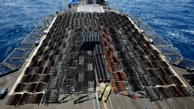 صورة البحرية البريطانية : كيان يهدد سفينة في باب المندب ويأمرها بالتوجه لسواحل اليمن