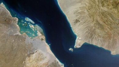 صورة القيادة المركزية الأميركية: صاروخ حوثي يصيب ناقلة نفط قبالة ساحل اليمن