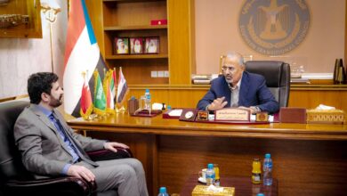 صورة الرئيس الزُبيدي يلتقي محافظ صنعاء اللواء عبدالقوي شُريف