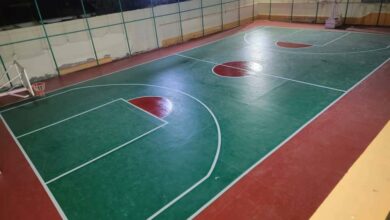 صورة استكمال إعادة تأهيل أرضية ملعب كرة السلة في نادي شمسان والبدء بإعادة تأهيل ارضية كرة الطائرة