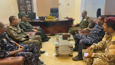 صورة العميد المنهالي يستقبل قائد قوات النخبة الحضرمية بالمنطقة العسكرية الثانية