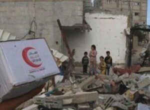صورة الهلال الأحمر الإماراتي يواصل توزيع المساعدات الإغاثية على أهالي غزة