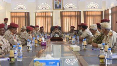 صورة ‏وزير الدفاع يعقد اجتماعاً موسعاً بقيادة المنطقة العسكرية الثانية