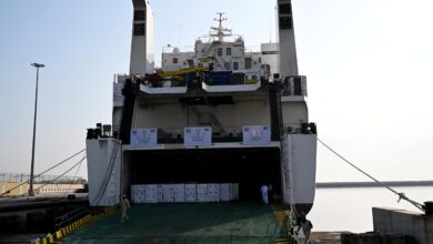 صورة إبحار سفينة مساعدات إماراتية من الفجيرة بحمولة 4000 طن لدعم الشعب الفلسطيني في قطاع غزة