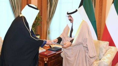 صورة الحكومة الكويتية تقدم استقالتها لأمير البلاد