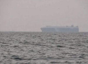صورة البحرية البريطانية : كيان يأمر سفينة جنوب البحر الأحمر بتغيير مسارها