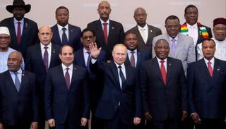 صورة وعد بوتين لأفريقيا يتحقق.. القمح الروسي يتدفق بآلاف الأطنان «مجانا»