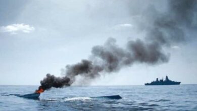 صورة إصابة سفينة تجارية بصاروخ باليستي في جنوب خليج عدن