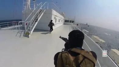 صورة أسلحة متطورة ومدربون وسفينة.. كيف تدعم إيران الحوثيين
