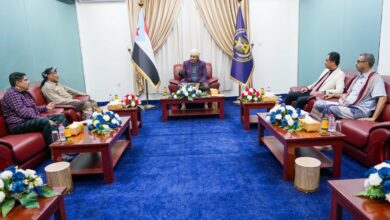 صورة الرئيس الزُبيدي يطّلع على سير عمل الهيئات التنفيذية للمجلس الانتقالي بمحافظة حضرموت